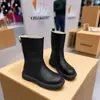 Nuevas botas de cuero suave de invierno 2026, botas Martin de suela plana, populares botas de nieve de cuero para mujer, botines cortos forrados de felpa y engrosados para mujer