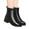 Botas curtas de couro macio com salto grosso para mulheres, inverno de 2026, forradas com fleece, quentes, antiderrapantes, versáteis, botas Martin estilosas, salto médio, botas de couro confortáveis
