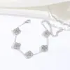 Tallado láser moda temperamento flor de cuatro hojas láser oro lote flor pulsera clavícula mujer 2025 sentido del diseño no se decolora
