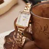 Relógio Feminino Moda Versátil Quadrado de Negócios Pulseira Vazada Mostrador em Barra Relógio Diário para Namoradas