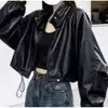 Moda europea de alta gama otoño 2026 nuevo estilo cuello alto diseño de cordón nicho chaqueta corta de cuero PU lavado para mujer