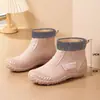 Novas galochas de cano curto para mulheres, impermeáveis, estilosas, adequadas para uso ao ar livre, forradas com fleece para aquecimento, antiderrapantes, leves e ideais para uso na cozinha.