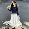Suéter de tricô patchwork xadrez estilo college, tendência coreana, e saia doce e fofa com laço - um conjunto de duas peças para meninas