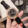Reloj de pulsera pequeño para mujer, estilo francés, con patrón romano tallado, venta al por mayor