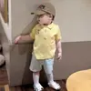 Novo conjunto infantil estilo coreano, fofo conjunto de duas peças com camiseta de manga curta e gola polo e shorts listrados para meninos e meninas