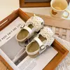 Sandalias Abiertas de Moda para Niñas con Adorno de Encaje 2026 Verano Nuevos Zapatos Estilo Bosque de Suela Suave para Niños Pequeños y Niños Pequeños