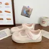 Tênis brancos modernos, vazados e respiráveis para mulheres, nova coleção de verão 2026, com sola grossa, fecho de velcro, sapatos casuais slip-on, sandálias Mary Jane