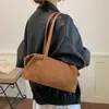 Bolso de gamuza para mujer, nuevo y moderno estilo retro de otoño 2026, adecuado para ir al trabajo, bolso de hombro de gran capacidad