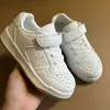 Zapatillas de moda para niños colección otoño 2026: Zapatos casuales unisex de velcro, tallas medianas y grandes, zapatillas blancas versátiles