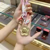 Versión Dorada del Bolso Colgante para Teléfono Móvil Flor Rica Llavero de Oro Puro Llave Colgante de Oro Transmisión en Vivo