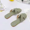Novas chinelos femininos transfronteiriços estilo europeu para usar ao ar livre, moda de verão, sapatos de praia simples e baixos, calçados femininos plus size