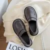 Sapatos baixos de sola grossa femininos pequenos de couro 2024 primavera e outono novos estilo coreano versáteis retrô de camada única com sola macia