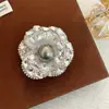 Broche Floral Hueco de Diamantes Completos Estilo Chanel para Solapa de Mujer con un Diseño Único para Trajes y Abrigos