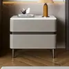 Mesita de noche de madera maciza con un toque de lujo, nuevo modelo 2026, adecuada para uso doméstico, dormitorio principal o habitaciones de hotel, con tapa de losa de roca y gabinete de almacenamiento de cuero de sillín
