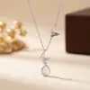 Collar de mariposa de plata de ley S925 para mujer, lujo ligero con un toque de alta gama, colgante de calcedonia blanca en forma de gota de agua de nicho, cadena de clavícula elegante y versátil