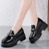 Mocasines de cuero suave de estilo elegante con suela blanda para mujer, nuevos zapatos versátiles de plataforma con suela gruesa, zapatos de cuero tipo slip-on de estilo británico
