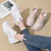 Sapatos de corrida femininos de malha oca para comércio exterior, refrescantes, não abafam, multicoloridos em estoque, fonte transfronteiriça, sapatos casuais femininos