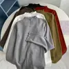 Roupa íntima moderna com botões, gola semi-alta, blusa base de malha com borda franzida, top elegante de corte justo que te deixa mais magra