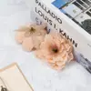 Elegantes y vibrantes cabezas de flores de peonía, flores artificiales de seda, flores falsas, plantas verdes, adornos decorativos festivos para la sala de estar y la entrada