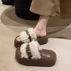 Zapatillas de pelo con suela gruesa y hebilla de cinturón estilo coreano para mujer, adecuadas para usar en exteriores, nuevo modelo otoño e invierno 2026, zapatillas de algodón ligeras y versátiles de una sola tira