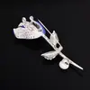 Broche de rosa de alta resistencia, tallo de flor completamente de diamantes con perlas de agua dulce, regalo navideño para mujeres, broche decorativo para abrigo