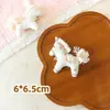 Novedad de Primavera Tela Creativa de Algodón y Lino Caballo Creativo Versátil DIY Accesorio para el Cabello Broche Decoración Colgante para el Año del Caballo