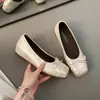 Sapatos Mary Jane Quadrados com Laço Estilo Coreano Feminino 2026 Novidade de Verão Menina Aumento Interno Boca Rasa Salto Baixo Sapatos de Salto Único