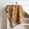Bufanda Versátil de Imitación Cachemir de Longitud Media para Mujer, Chal de Moda Floral de Otoño e Invierno, Tendencia de Gama Alta para Mantener el Calor