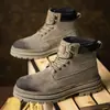 Botas de trabajo más vendidas en invierno, botas gruesas de estilo británico de moda para hombre, botas antideslizantes y resistentes al desgaste para exteriores para camping y senderismo