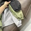 Chaqueta exterior ligera, cortavientos e impermeable con cuello alto, diseñada para abrigar en otoño e invierno.. 13675