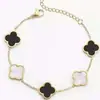 Pulsera de acero de titanio chapada en oro de 18k, de cuatro hojas, lisa, de moda, de venta caliente, con nácar de doble cara, fábrica de joyería de alta gama para mujer