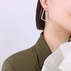 Aretes de moda personalizados de diseño nicho de círculo simple liso superventas transfronterizos acero de titanio chapado en oro de 18k fabricantes de aretes venta al por mayor