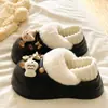 Pantuflas de invierno cálidas con suela gruesa y felpa Song Xiaoke con sensación de pisar excremento, zapatos peludos cerrados para mujeres estudiantes, pantuflas de algodón para que las mujeres las usen afuera en invierno