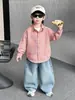 Elegante y moderno conjunto de otoño para niños, tres piezas con camisa y jeans, nuevo modelo 2026, ropa infantil guapa para niños