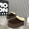 Pantuflas de suela gruesa y punta cerrada para mujer, nuevo estilo 2026, inspiración retro Birkenstock, suela suave, antideslizantes, a la moda, versátiles y hechas de material de felpa.