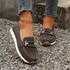 Zapatillas casuales de suela gruesa de comercio exterior en stock, zapatillas casuales de mujer de comercio exterior con cadena metálica 2026 nuevos de verano talla grande