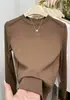 Camiseta Gris de Manga Larga Estilo Europeo para Mujer, Nuevo Modelo Primavera y Otoño 2025, Diseño Único y Exquisito de Espina de Pescado, Camiseta Básica de Cuello Redondo Ajustada