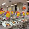 Começamos a escola, mesa de sala de aula, balões flutuantes, atmosfera de atividade do festival de jardim de infância, cena, fantasia e arranjo
