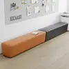 Conjunto de sofá longo simples e moderno com bancos para trocar de sapato para recepção, áreas de lazer e descanso em salões de beleza e escritórios de vendas onde os pais esperam.
