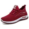 Zapatos para mujer con suelas blandas que no cansan los pies, nuevas zapatillas de verano con suela gruesa, zapatos casuales transpirables de punto volador, zapatos versátiles para mujer al por mayor