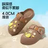 Verão 2026 Novo Calçado para Casa e Exterior Antiderrapante Respirável Fofo Sandálias Fechadas para Mulheres Moda Birkenstock Crocs para Mulheres