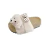 ¡Cachorro cremoso~! Cálidas y lindas, estas pantuflas de moda, de suela gruesa, que aumentan la altura y son peludas, son perfectas para usarlas al aire libre en otoño.. Son pantuflas de algodón para mujer de una sola tira