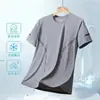 Nova Camiseta de Seda Gelada de Verão com Gola Redonda e Manga Curta Masculina Nova de Verão Leve, Solta, Respirável e de Secagem Rápida
