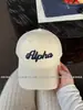 Gorra de Béisbol Bordada con Letras Rojas Energéticas para Mujer con Visera Ancha, Efecto Adelgazante del Rostro, Protector Solar, Gorra para Cabeza Grande, Moderna