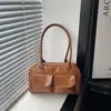 El popular bolso de mano retro cuadrado pequeño de este año para mujer es el nuevo modelo de verano 2026, un bolso de hombro de color liso texturizado adecuado para ir al trabajo y como bolso de axila.