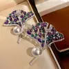 Exquisita Broche de Hoja de Ginkgo con Perla Blanca Australiana y Circonita Morada Estilo Lujo Ligero para Mujer Pin para Suéter de Otoño e Invierno con Sentido de Ambiente
