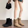 Botas de tornozelo de bico fino estilo coreano para mulheres, coleção de outono, com detalhes de fivela, design justo, botas de moda versáteis, salto baixo, aumento interno de altura e conversíveis em botas Martin