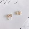 DIY aleación galvanoplastia accesorios de joyería al por mayor diamante perla mariposa colgante pequeño aretes aretes material accesorios
