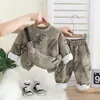 2025 Novo Estilo de Inverno Conjunto de Duas Peças Moletom de Rua com Estampa Completa e Forro de Lã Inglês Tendência para Meninos Conjunto Casual de Manga Longa com Forro de Lã