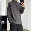 Camada base de fleece cinza escuro com zíper parcial para homens, adequada para treinamento físico de outono e inverno, com gola semi-alta e design de camiseta de manga longa estilo americano